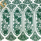 カスタマイズされたエメラルド グリーンの刺繍のレースの生地はスパンコールがついた装飾に玉を付けた