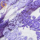 刺繍されたOEMの手細工の紫色はフランスのレースの生地に玉を付けた