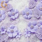 刺繍された3D花のレースの生地/紫色はイブニング・ドレスのための物質的なポリエステルをひもで締める