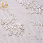 優雅な花のウェディング ドレスのための白いレースの生地20%ポリエステル135cm幅