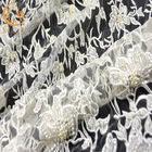 独特で白い刺繍されたレースの生地の真珠の装飾135cm 140cmの幅
