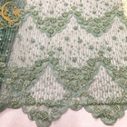 ハンドメイドの緑の網の絶妙なビードは服の作成のための生地をひもで締める